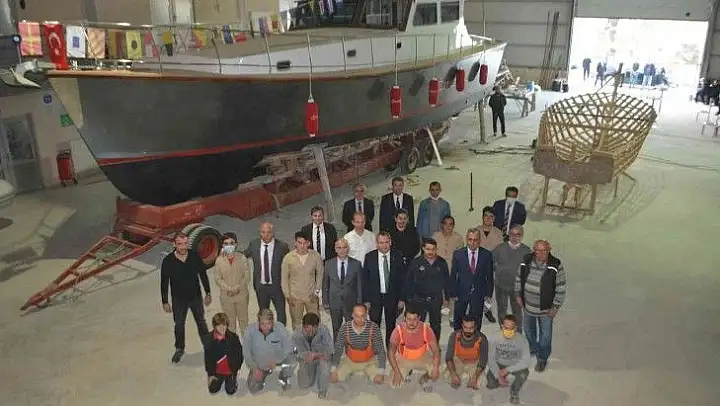 Denizcilik Lisesi öğrencileri 15 metre boyunda tekne yaptı