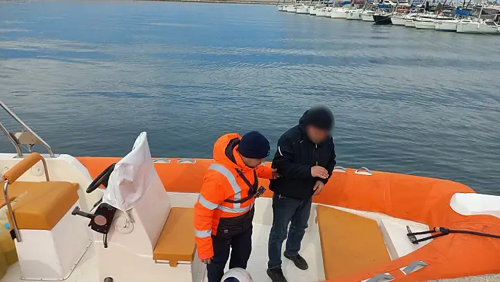 Denizin ortasında rahatsızlanan kişi tahliye edildi