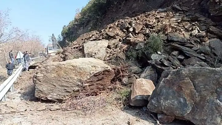 Denizli - Babadağ yolunda heyelan