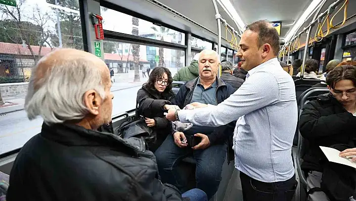 Denizli Büyükşehir iftar saatinde otobüslerde yolculuk yapan vatandaşlara su ve hurma ikramı