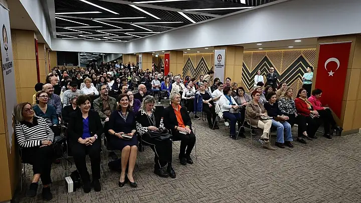 Denizli Büyükşehirin düzenlediği Zeynep Oral ile 8 Mart söyleşisi büyük ilgi gördü