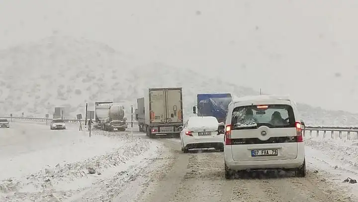 Denizli'de kar kalınlığı 15 santime ulaştı