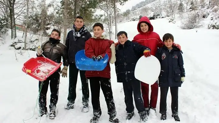 Denizli'de okullar kar yağışı nedeniyle bir gün tatil edildi