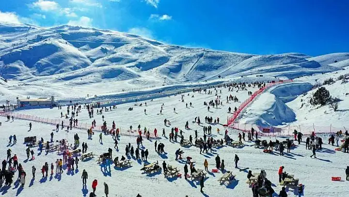Denizli Kayak Merkezi'nde kar kalınlığı zirvedeki yerini koruyor