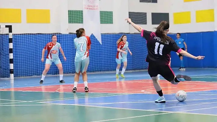 Denizli'nin ev sahipliğinde gerçekleşen futsalda yarı finalistler belli oldu