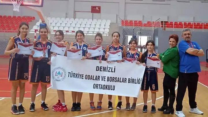 Denizli TOBB Ortaokulu'nun kızları potada yarı finale yükseldi
