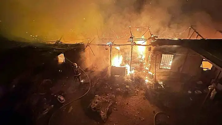 Depo olarak kullanılan müstakil yangında harabeye döndü
