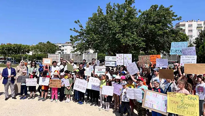 Deprem tedbirleri gereğince tahliye edilen okula bir yıldır çivi dahi çakılmadı