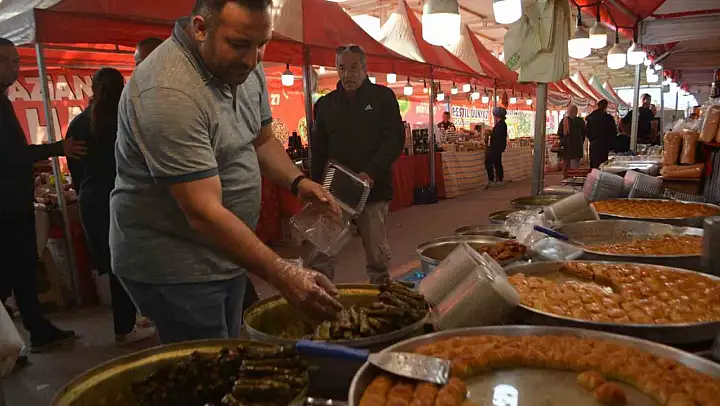 Depremzede esnaf kendi yörelerinin damak lezzetlerini Ayvalık'ta buluşturdu