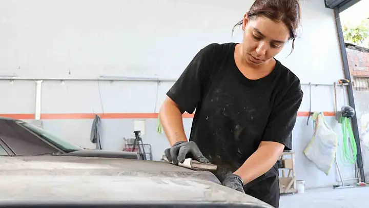 Depremzede genç kadın, yardım için gittiği eşinin dükkanında kaportacı oldu