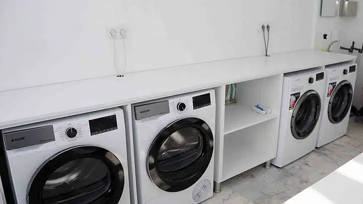 Depremzede vatandaşlara çamaşır ve duş hizmeti