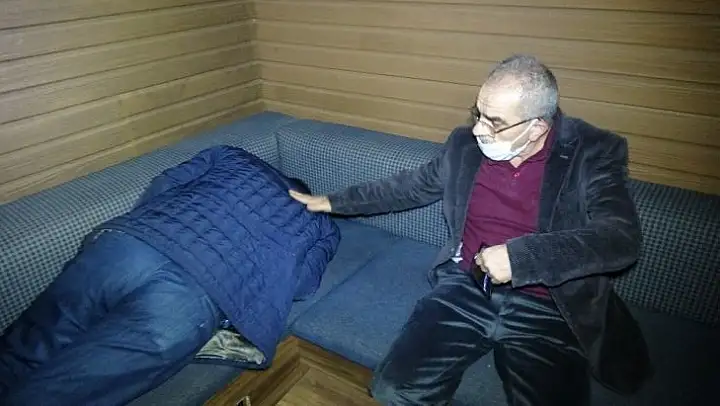 Dernekte kumar oynamaya gelenler uyuma numarası yapıp, dolap arkasına gizlendiler