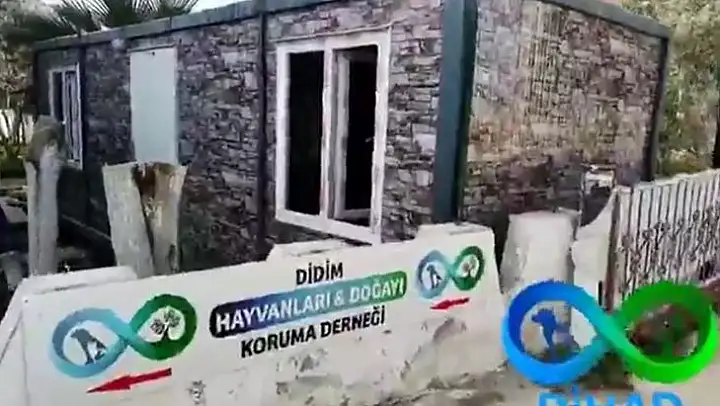 Didim'de  hayvansever eşinin hayrına, barınağa bağışta bulundu