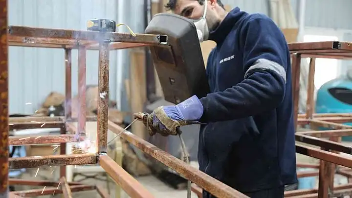Didim'de hurda malzemeler sokak hayvanları için yuva oluyor
