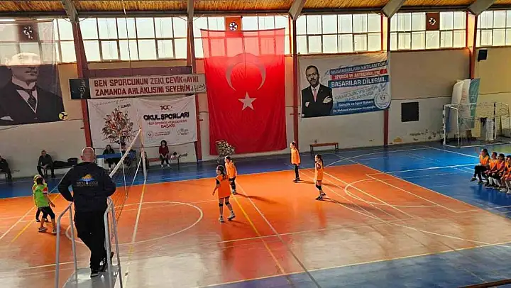 Dikili'de ilkokullar arası mini voleybol şenliği
