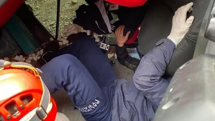 Direksiyon hakimiyetini kaybeden sürücü aracıyla takla attı