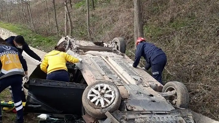 Direksiyon hakimiyetini kaybedince şarampole yuvarlandı: 2 yaralı