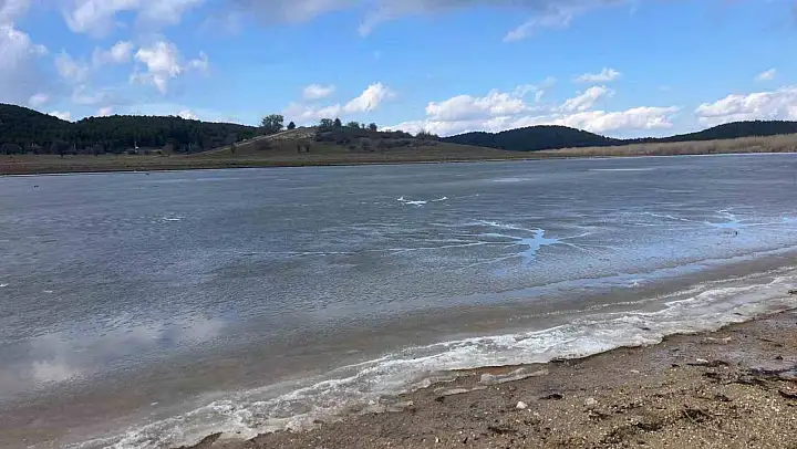 Doğa harikası Buldan Süleymanlı Yayla Gölü kısmen buz tuttu