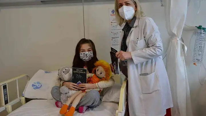 Doktor anneden hasta çocuklara kıtap hediyesi