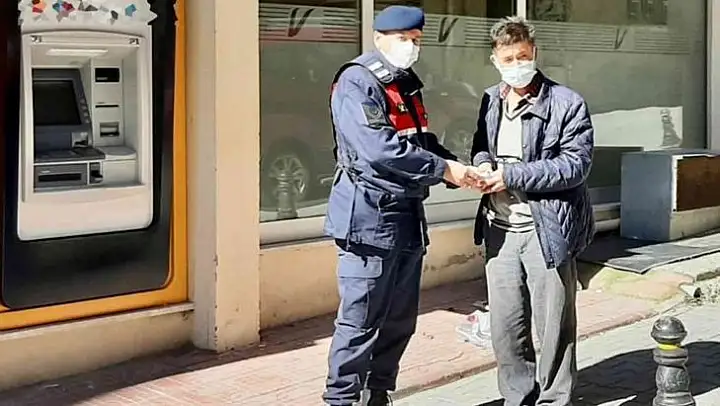 Dolandırıcılara para yatırırken Jandarma engelledi