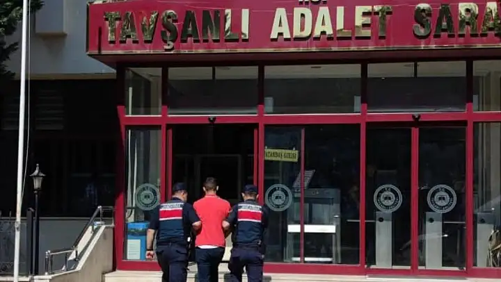 Dolandırıldığını son anda anladı, dolandırıcıyı yakalattı