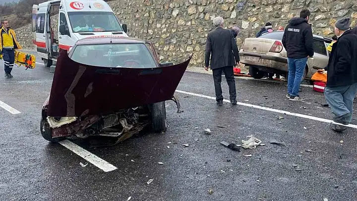 Domaniç'te trafik kazası: 3 yaralı