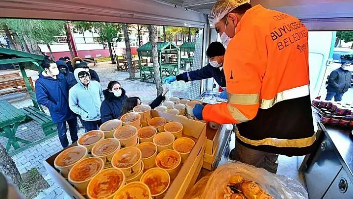 Dört noktada öğrencilere her gün 3 bin kişilik yemek