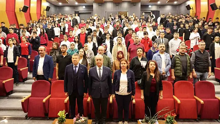 DOSTEK Koleji, 18 Mart Çanakkale Zaferi ve Şehitleri Anma Gününü özel gösterilerle kutladı