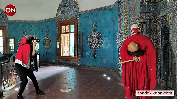 Dünyaca ünlü resimleri canlandırıp fotoğraflarını çekiyor