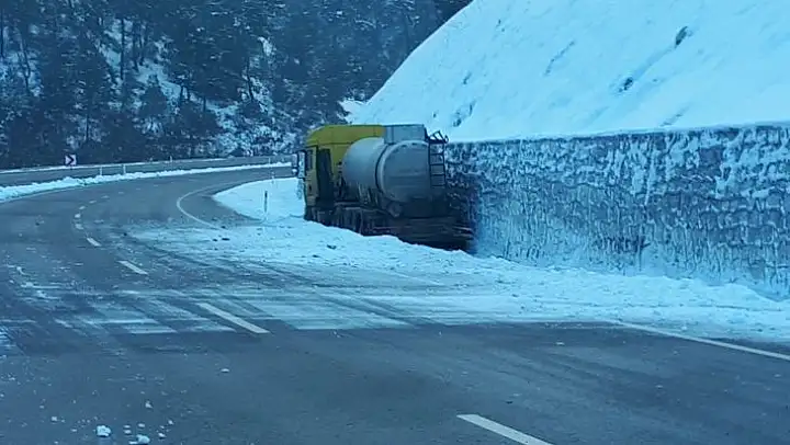 Dursunbey'de Buzlanma Kazaları da beraberinde getirdi