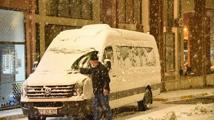 Dursunbey'de kar yağışı başladı