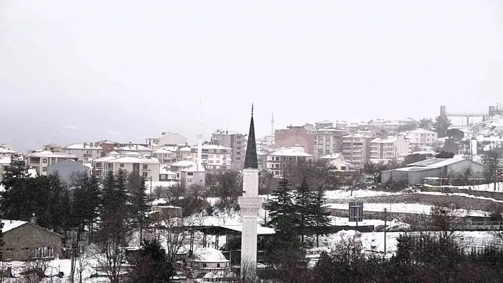Dursunbey ilçesi beyaza büründü