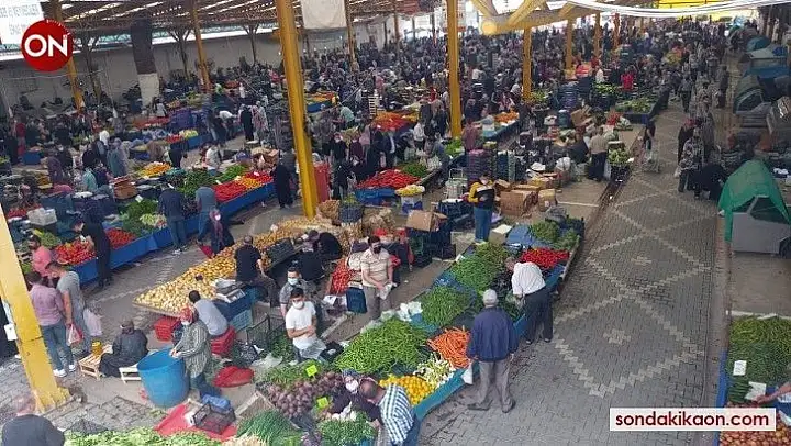 Edremit Körfezi'nde pazar yerleri sıkı denetimler altında açıldı
