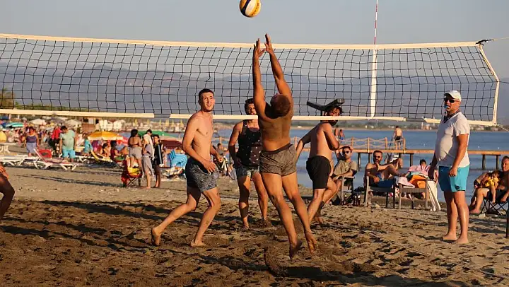 Edremit sahilleri plaj voleybolu ile renklendi