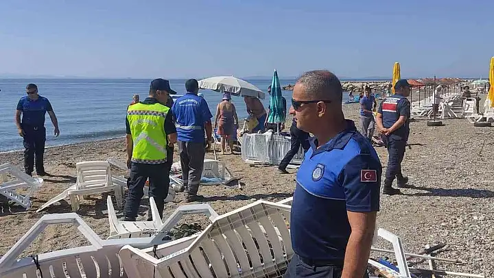 Edremit sahillerinde izinsiz şezlonglar toplandı