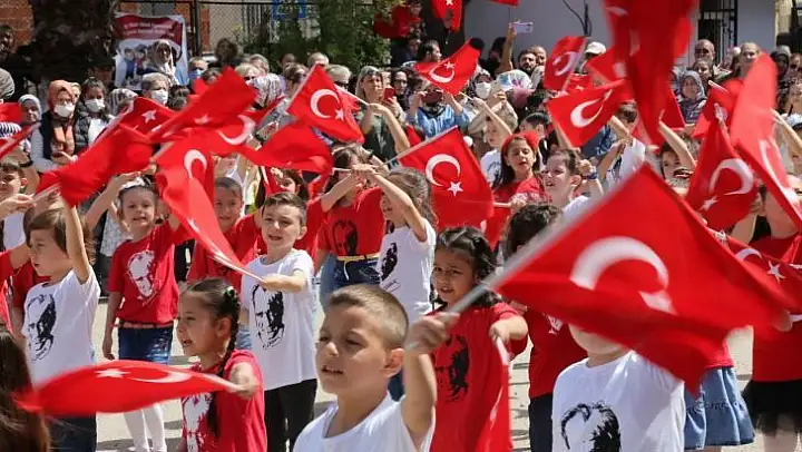 Edremit'te 23 Nisan coşkuyla kutlandı