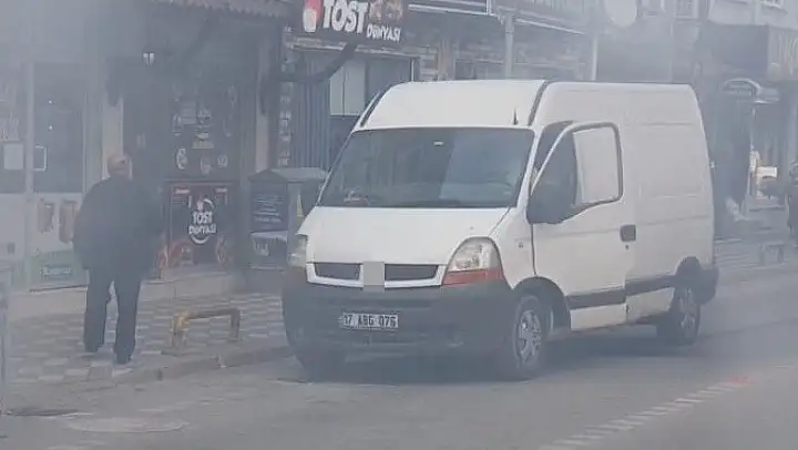 Edremit'te caddeyi dumana boğan minibüs paniğe neden oldu