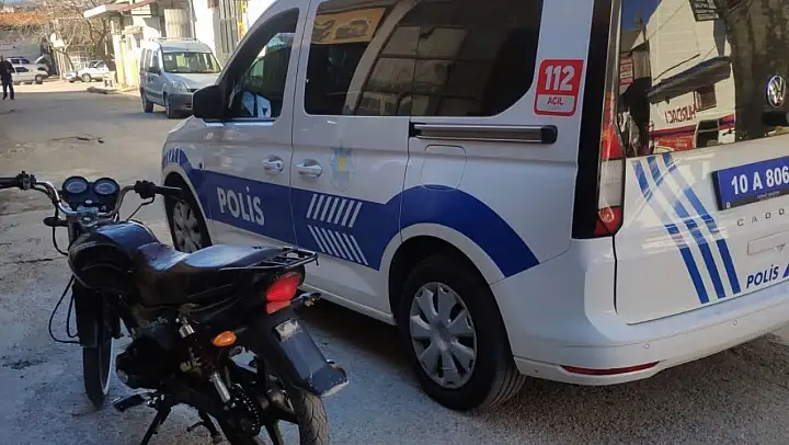 Edremit'te çaldıkları motosiklete binerken yakalandılar