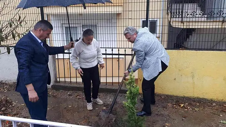 Edremit'te Eylül ayında vefat eden öğretmen adına okuluna fidan dikimi yapıldı