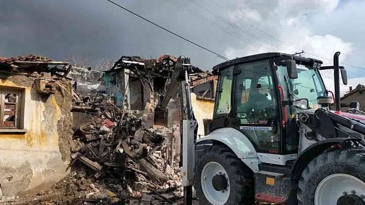 Edremit'te güvenliği tehlikeye sokan 125 metruk bina yıkıldı
