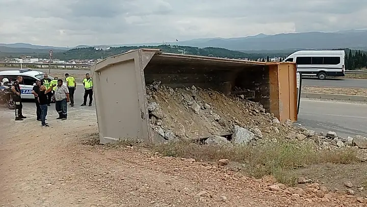 Edremit'te hafriyat kamyonu su kanalına düştü: 1 yaralı