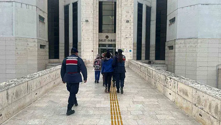 Edremit'te kablo hırsızlığı yapan 3 şüpheli tutuklandı