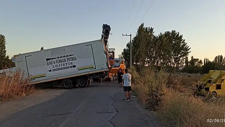 Edremit'te kamyon dereye  uçtu