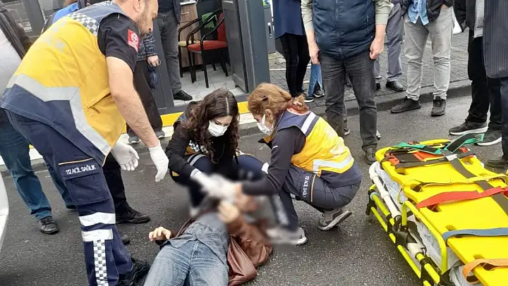Edremit'te minibüsün altında kalan dalgın adamın kaza anı kamerada