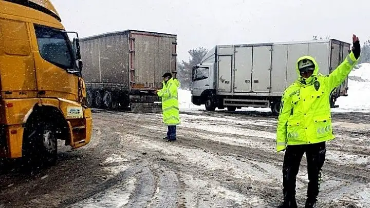 Edremit'te polis karda mahsur kalanlar için seferber oldu