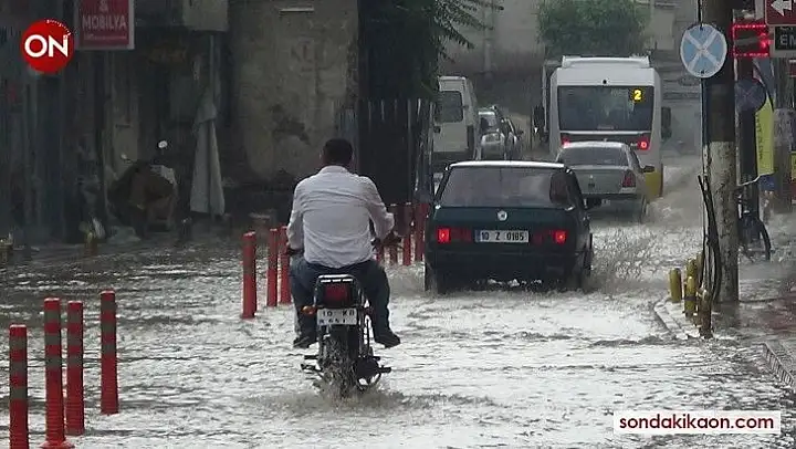 Edremit'te sağanak yağmur hayatı felç etti
