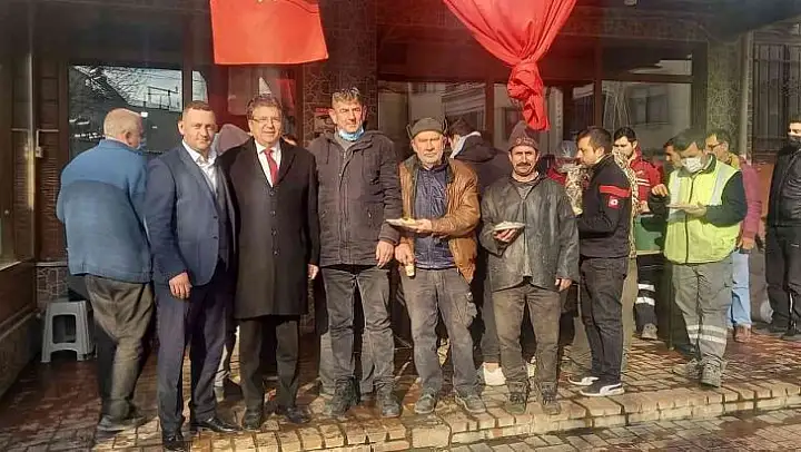 Edremitli avcılardan Çanakkale şehitleri için tavşanlı pilav hayrı