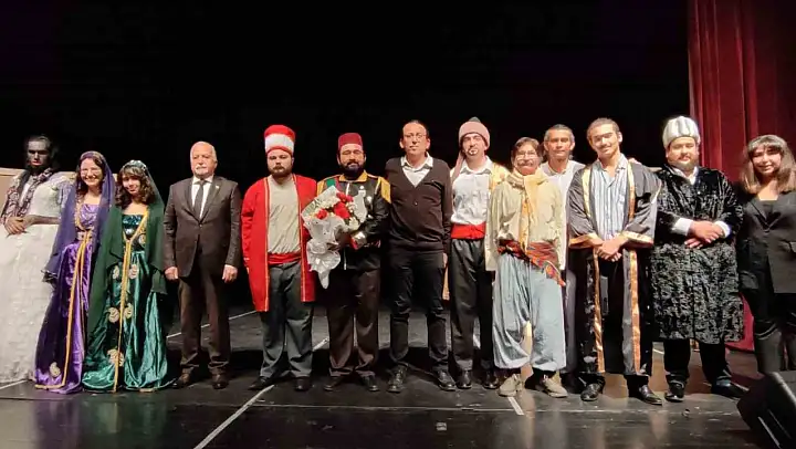 Efeler'de 'Hamdi'nin İşleri Orta Oyunu' tiyatroseverlerle yeniden buluştu