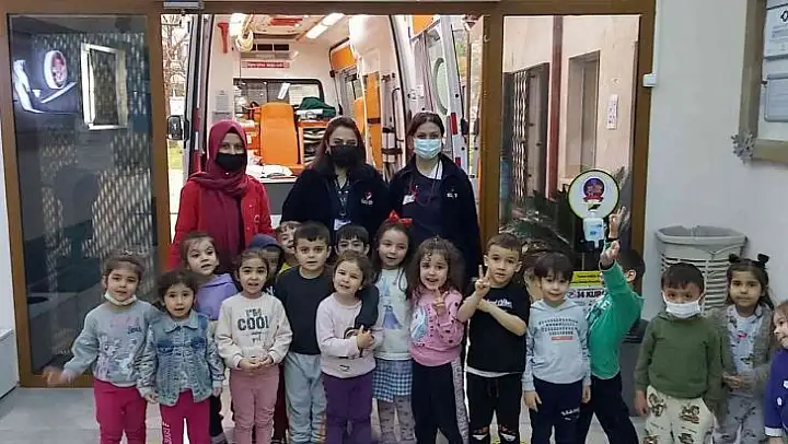Egekent Hastanesi sağlık personelinden anaokulu öğrencilerine ambulans eğitimi