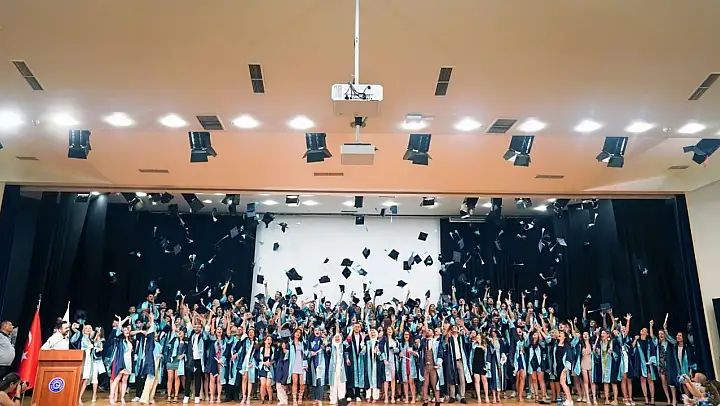 Egeli genç iletişimcilerin mezuniyet sevinci